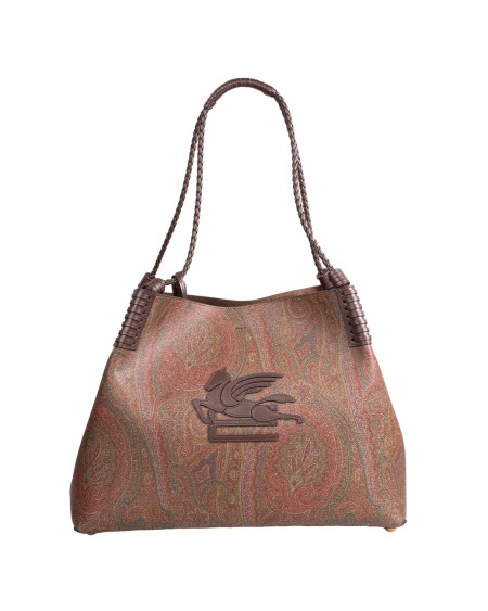 Shop ETRO  Borsa: Etro shopping bag libra media in arnica.
Chiusura con moschettone.
Doppi manici.
Piedini in metallo.
Realizzata nell'iconico Paisley jacquard, impreziosita da una patch ricamata con logo ETRO e Pegaso sul davanti.
Manici intrecciati e lavorazione con infilature sugli angoli della borsa.
Interni in suede e chiusura con moschettone.
L'accessorio presenta una comoda pochette interna in suede.
Dimensioni: 29 x 39 x 16 cm.
Composizione: Spalmatura: 100% in PVC; Interno: 100% pelle.
Made in Italy.. WP1D0028 AA060-M0019